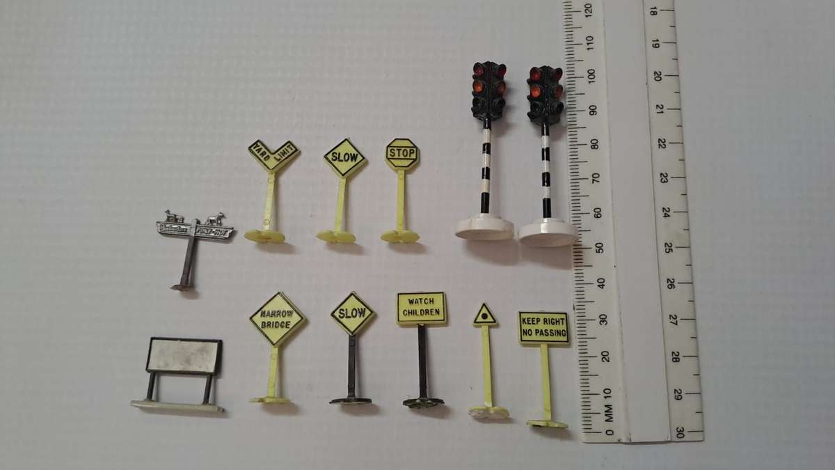 Model Trains 1:87 HO 12 x Road Signs.