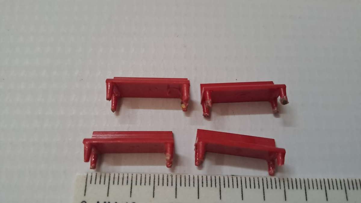 Model Trains HO-Scale 4 x Benches.