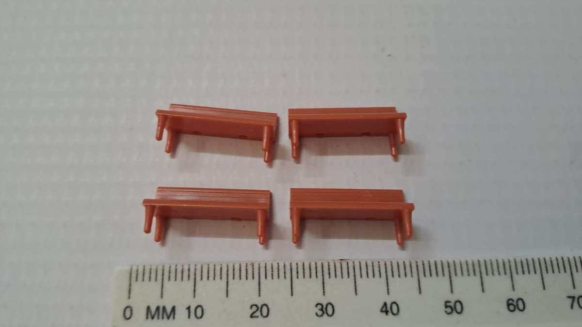 Model Trains HO-Scale 4 x Benches.