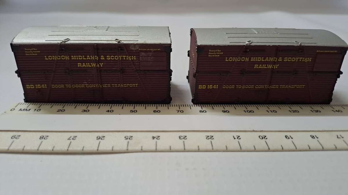 Model Trains HO-Scale 2 x London Midland & Scottish Railway Container (plastic).