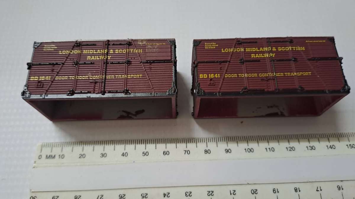 Model Trains HO-Scale 2 x London Midland & Scottish Railway Container (plastic).