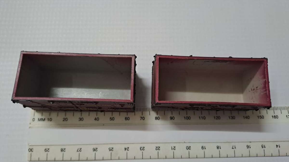 Model Trains HO-Scale 2 x London Midland & Scottish Railway Container (plastic).