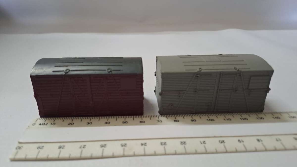 Model Trains HO-Scale 2 x Containers (plastic).