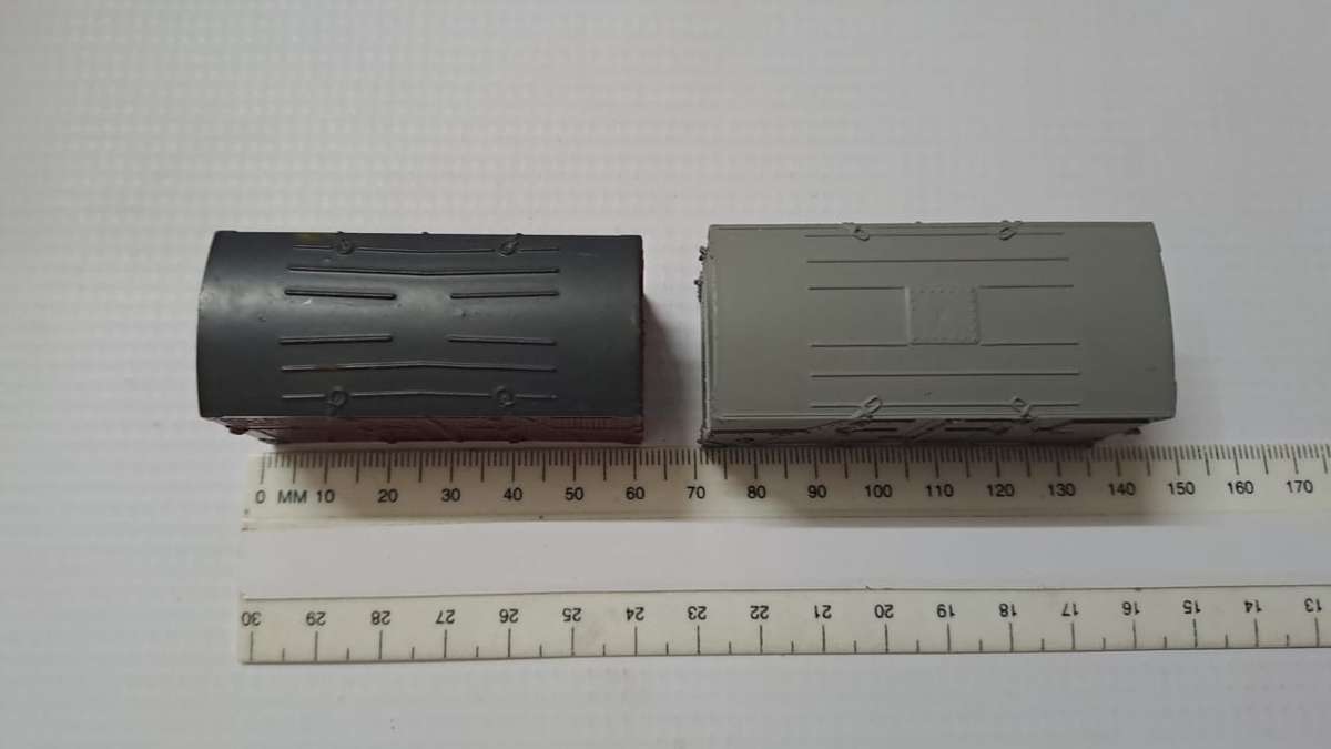 Model Trains HO-Scale 2 x Containers (plastic).