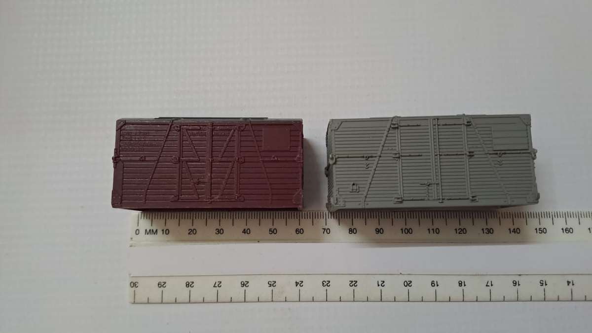 Model Trains HO-Scale 2 x Containers (plastic).