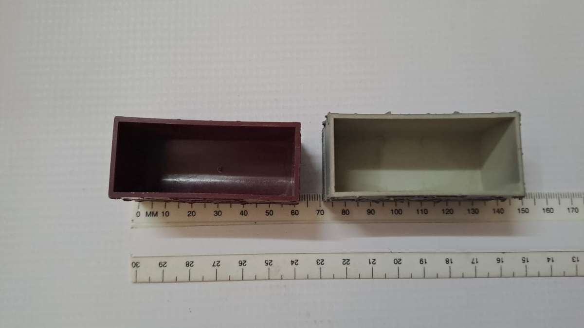 Model Trains HO-Scale 2 x Containers (plastic).