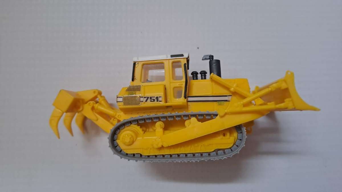 Model Trains/Tractor HO 1 x Kibri Liebherr Bulldozer. (Fully build)