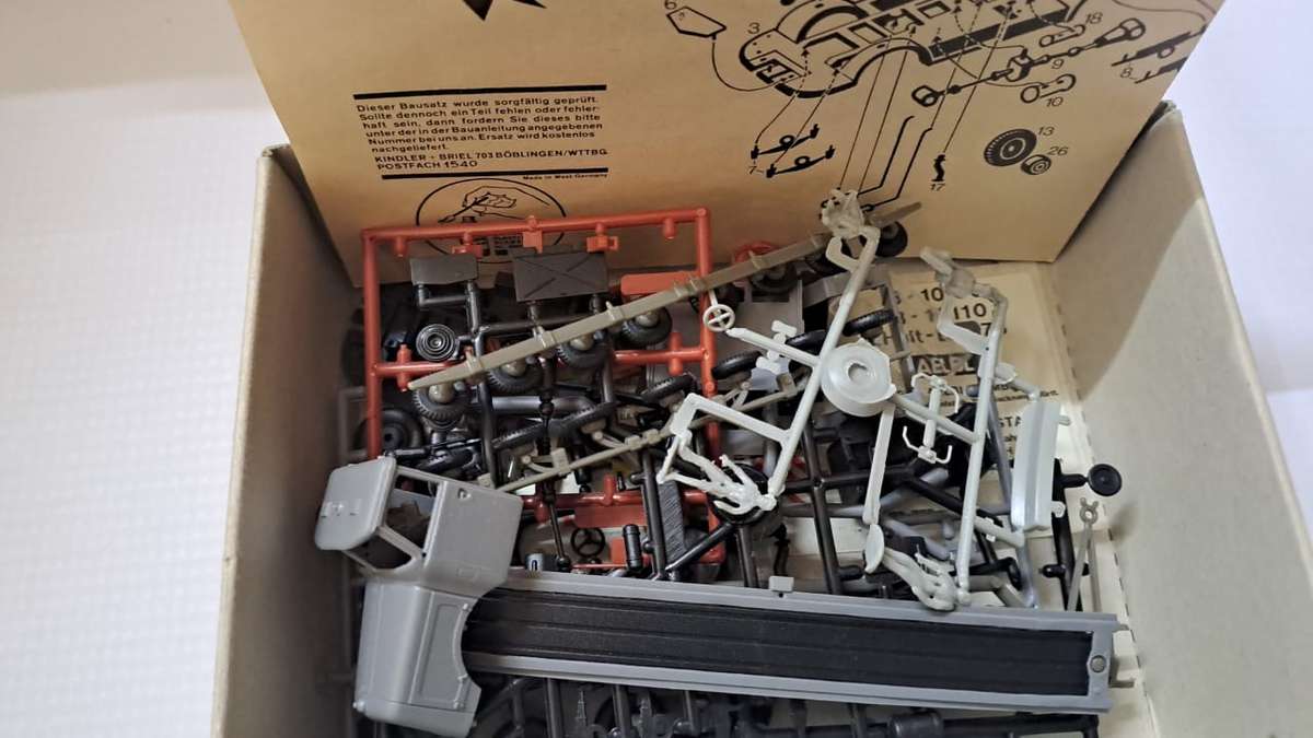 Model Trains/Track HO 1 x Kibri B-10110 Truck w/Road Roller Trailer Kit.