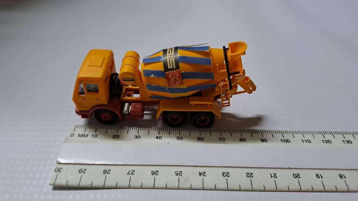 Model Trains/Track HO 1 x Mercedes-Benz Concrete Mixer Truck.