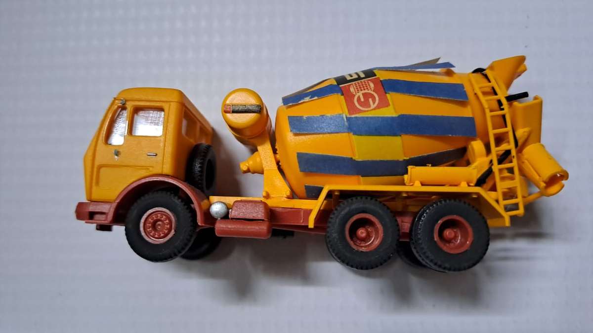 Model Trains/Track HO 1 x Mercedes-Benz Concrete Mixer Truck.