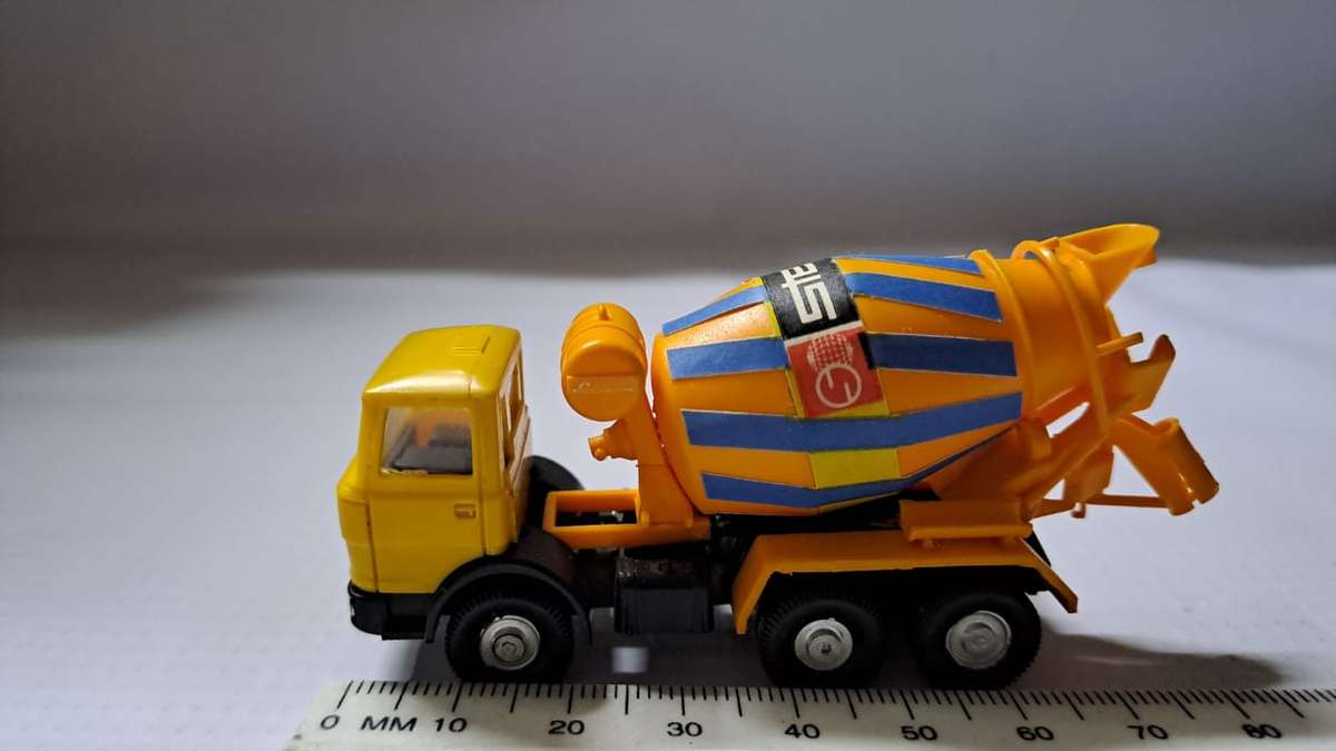 Model Trains/Track HO 1 x Lima Concrete Mixer Truck.