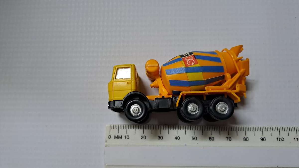 Model Trains/Track HO 1 x Lima Concrete Mixer Truck.