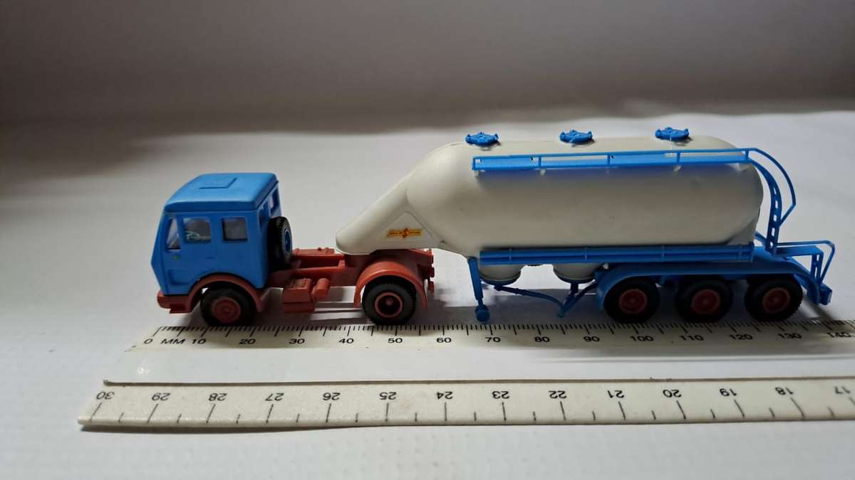Model Trains/Track HO 1 x Kibri Mercedes-Benz Cement Truck.
