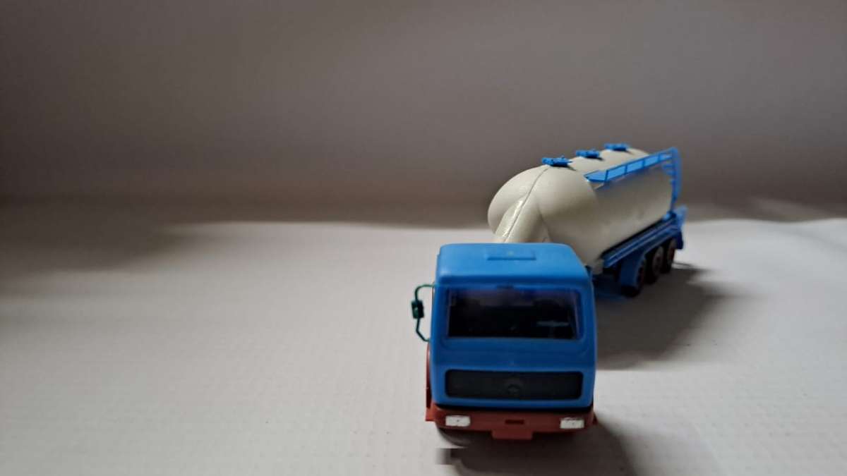 Model Trains/Track HO 1 x Kibri Mercedes-Benz Cement Truck.