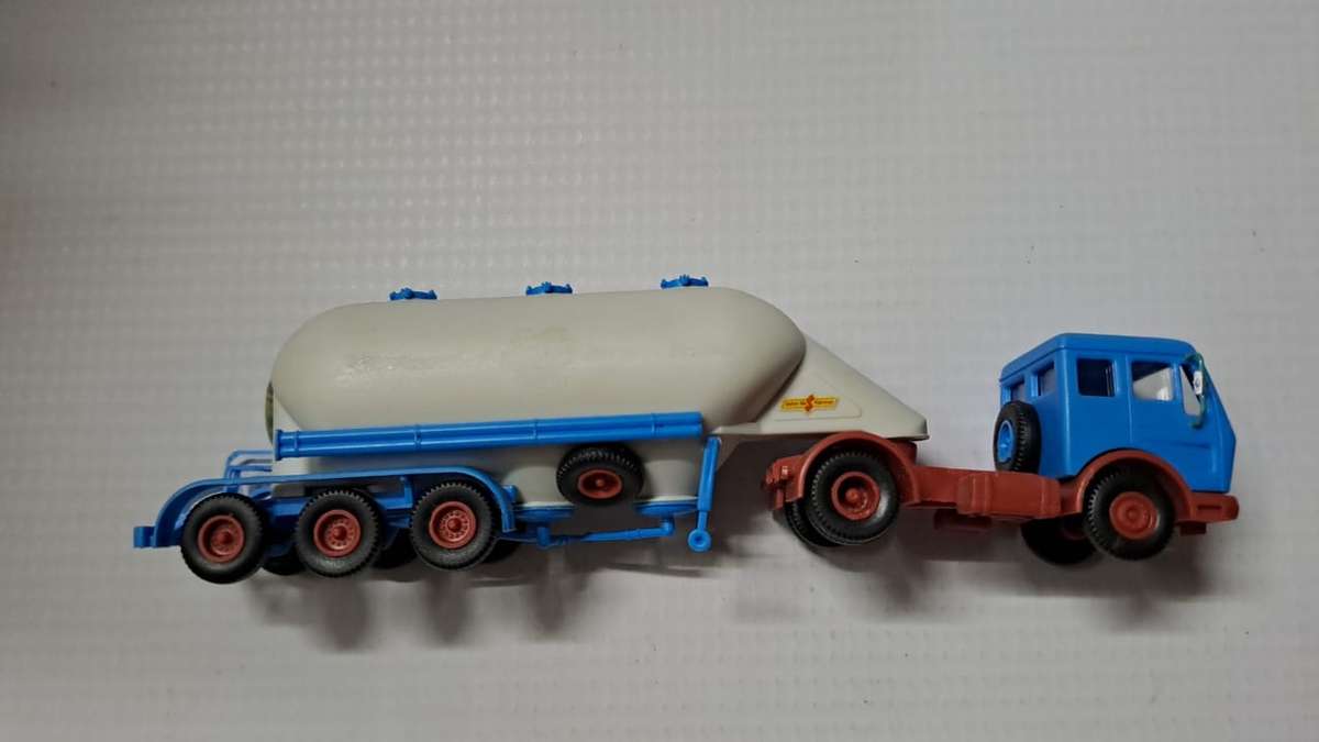 Model Trains/Track HO 1 x Kibri Mercedes-Benz Cement Truck.