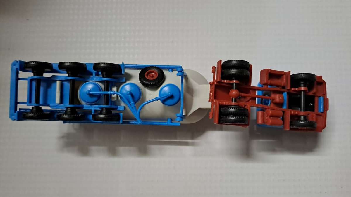 Model Trains/Track HO 1 x Kibri Mercedes-Benz Cement Truck.