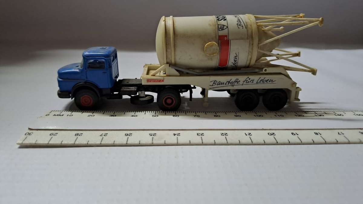 Model Trains/Track HO 1 x Kibri Mercedes-Benz Abnormal Cement Truck transporting a Silo.