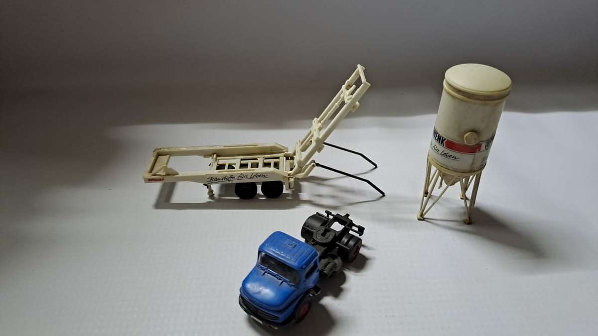 Model Trains/Track HO 1 x Kibri Mercedes-Benz Abnormal Cement Truck transporting a Silo.