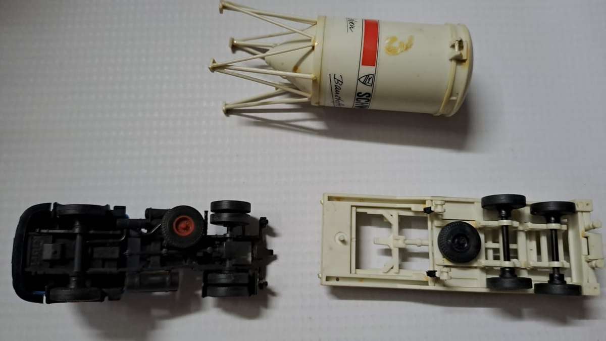 Model Trains/Track HO 1 x Kibri Mercedes-Benz Abnormal Cement Truck transporting a Silo.