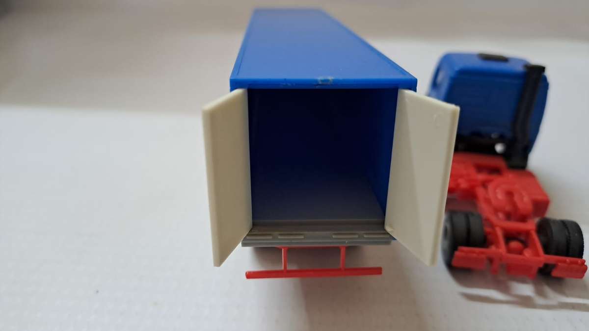 Model Trains/Track HO 1 x Kibri Mercedes-Benz Dreher Truck.