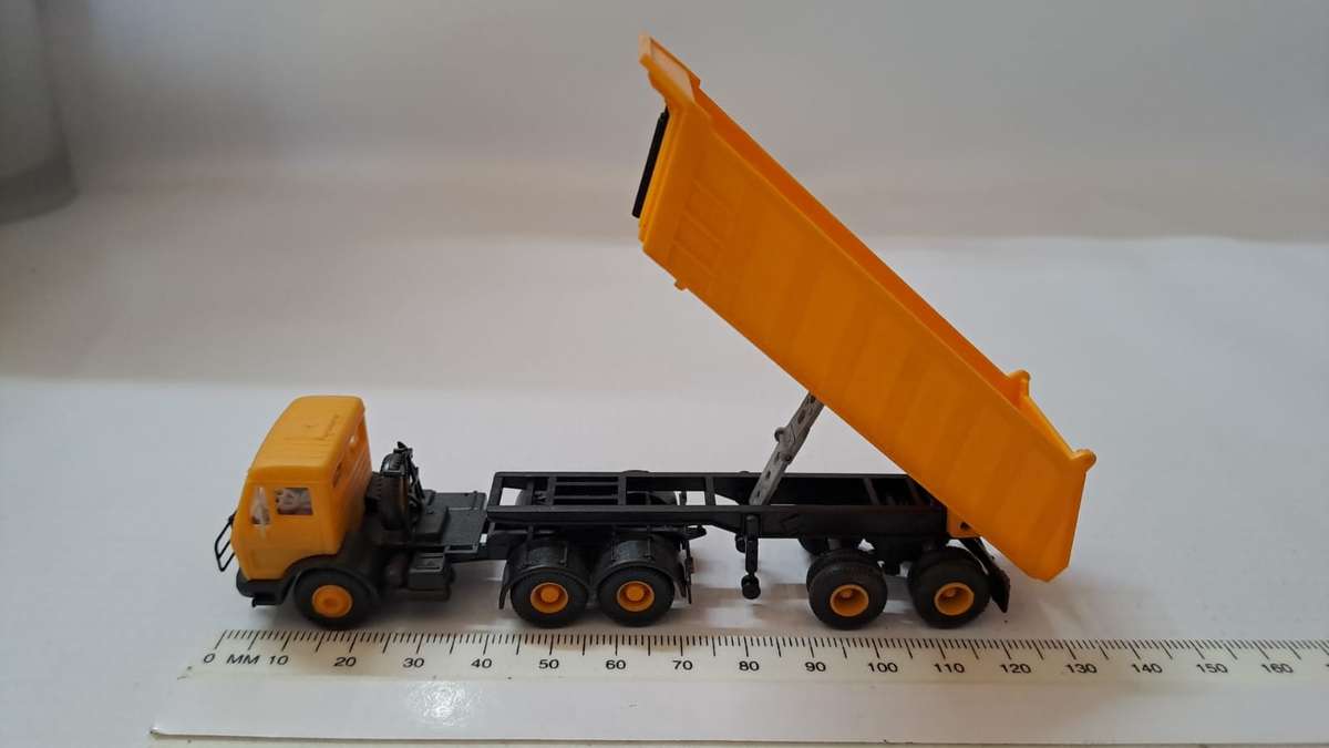 Model Trains/Track HO 1 x Kibri Mercedes-Benz Tipper Truck.
