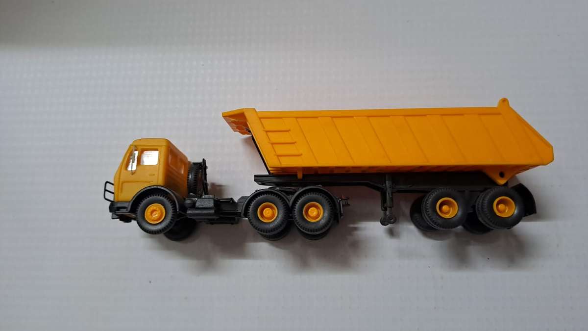 Model Trains/Track HO 1 x Kibri Mercedes-Benz Tipper Truck.