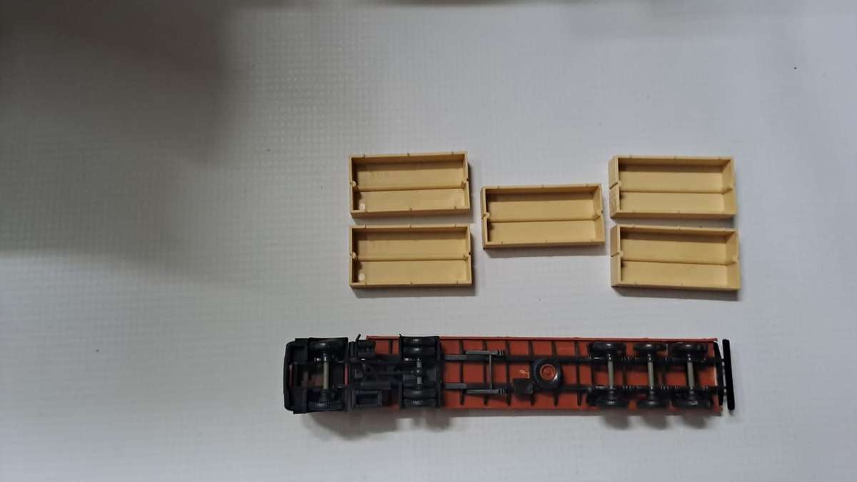 Model Trains/Track HO 1 x Kibri Mercedes-Benz Abnormal long 5 x loss wood loads. Missing back flap.