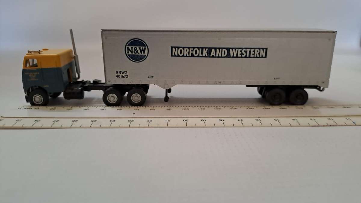 Model Trains/Track HO 1 x Walthers Norfolk and Western Container with Truck. (fully build kit)