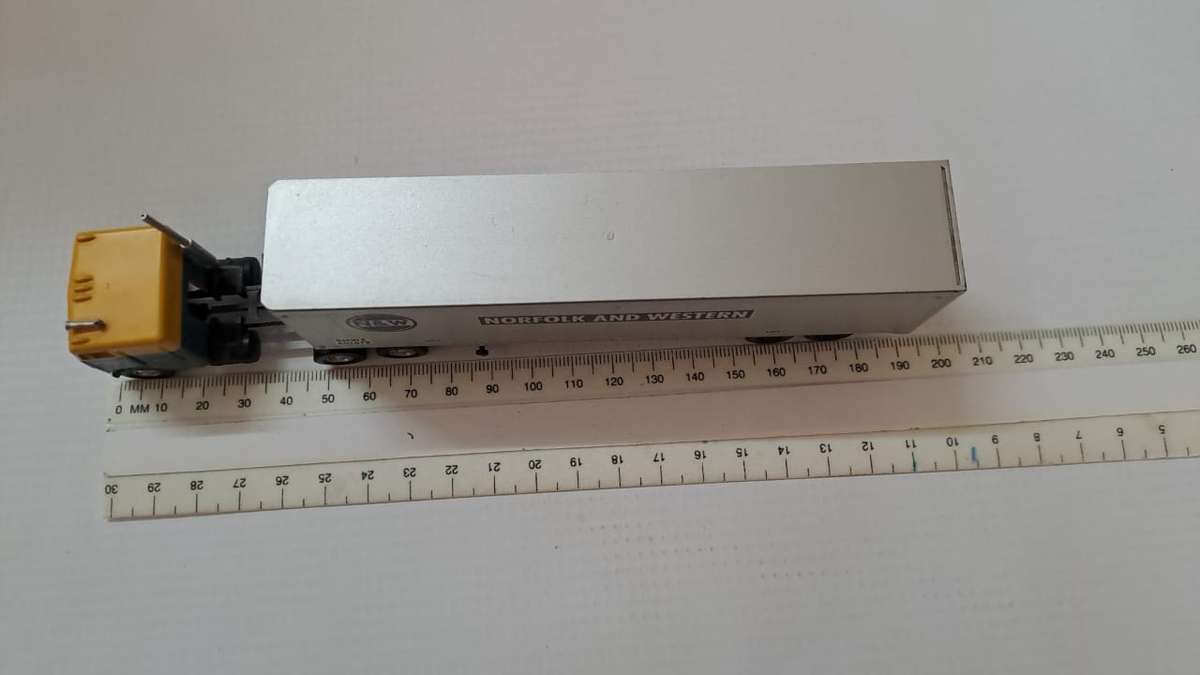 Model Trains/Track HO 1 x Walthers Norfolk and Western Container with Truck. (fully build kit)