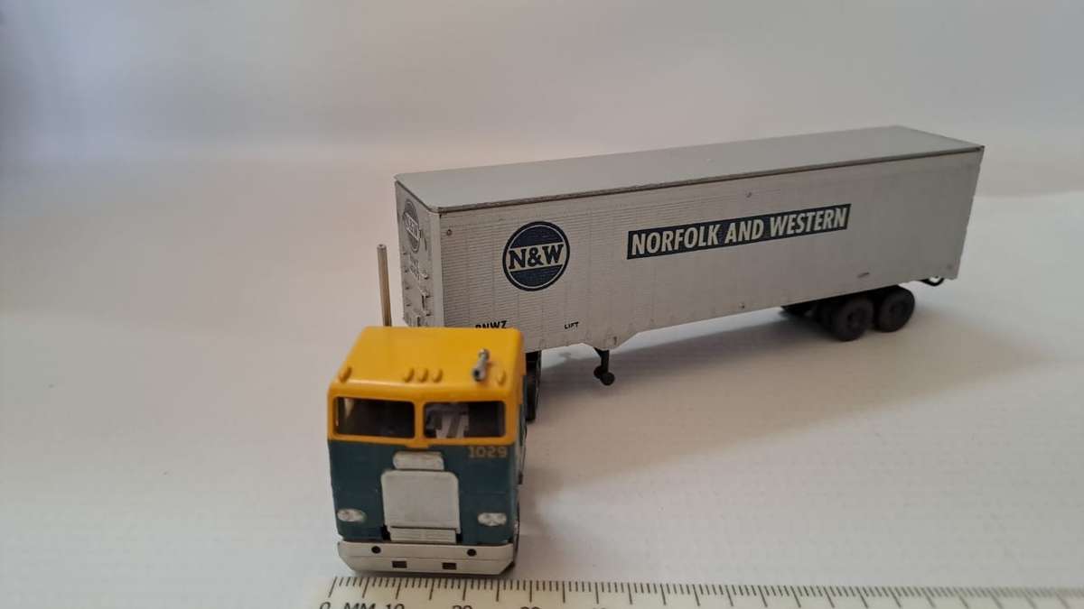 Model Trains/Track HO 1 x Walthers Norfolk and Western Container with Truck. (fully build kit)