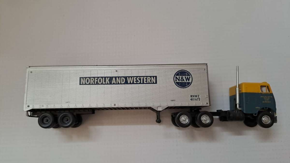 Model Trains/Track HO 1 x Walthers Norfolk and Western Container with Truck. (fully build kit)