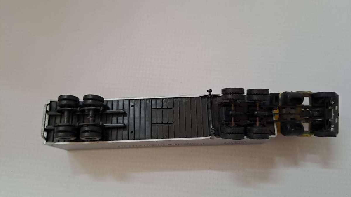 Model Trains/Track HO 1 x Walthers Norfolk and Western Container with Truck. (fully build kit)