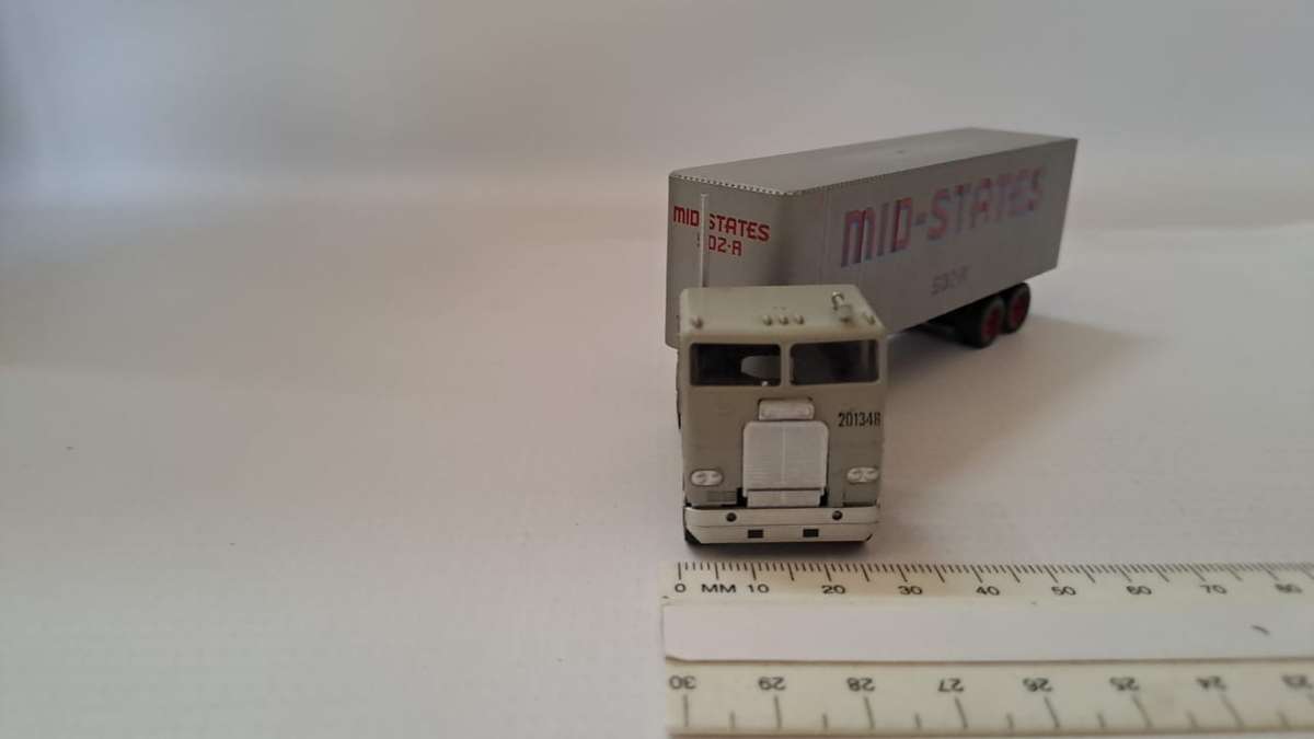 Model Trains/Track HO 1 x Walthers Mid-States Container with Truck. (fully build kit)