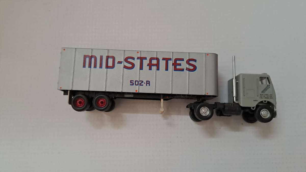 Model Trains/Track HO 1 x Walthers Mid-States Container with Truck. (fully build kit)