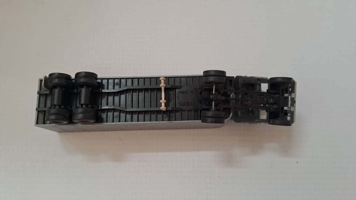 Model Trains/Track HO 1 x Walthers Mid-States Container with Truck. (fully build kit)