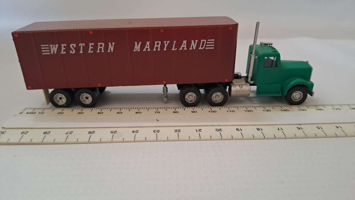 Model Trains/Track HO 1 x Walthers Western Maryland Container with Truck. (fully build kit)