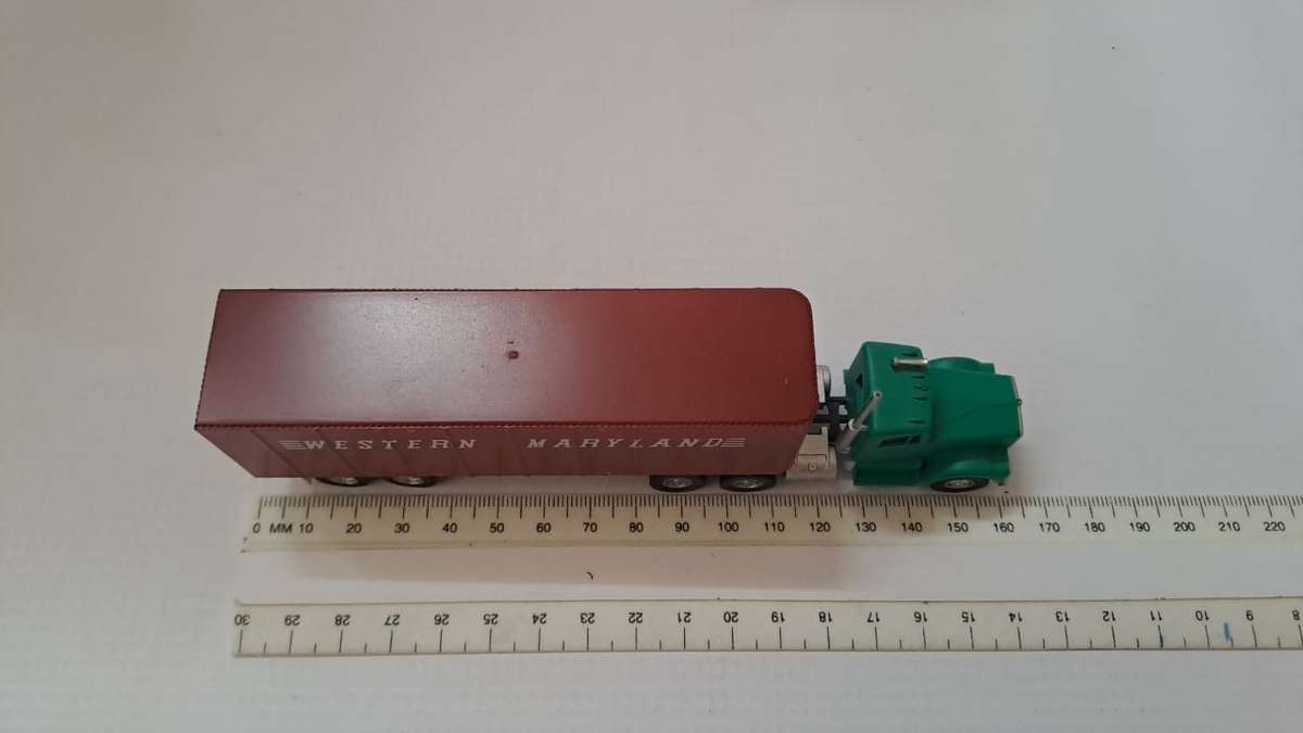 Model Trains/Track HO 1 x Walthers Western Maryland Container with Truck. (fully build kit)