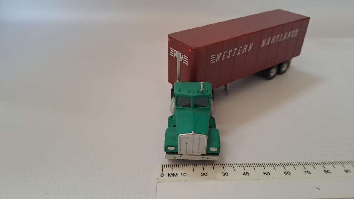 Model Trains/Track HO 1 x Walthers Western Maryland Container with Truck. (fully build kit)