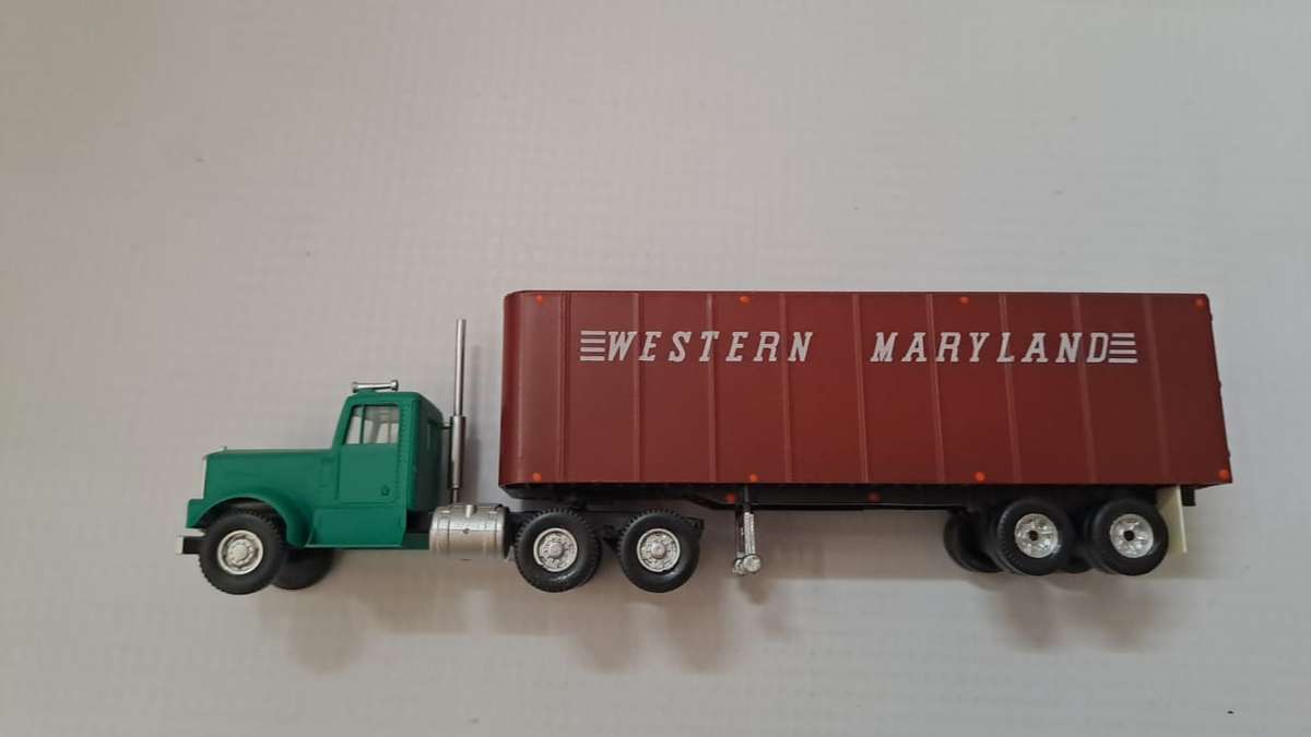 Model Trains/Track HO 1 x Walthers Western Maryland Container with Truck. (fully build kit)