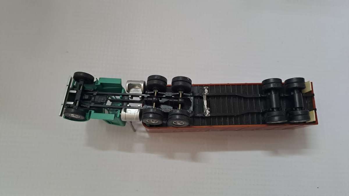 Model Trains/Track HO 1 x Walthers Western Maryland Container with Truck. (fully build kit)