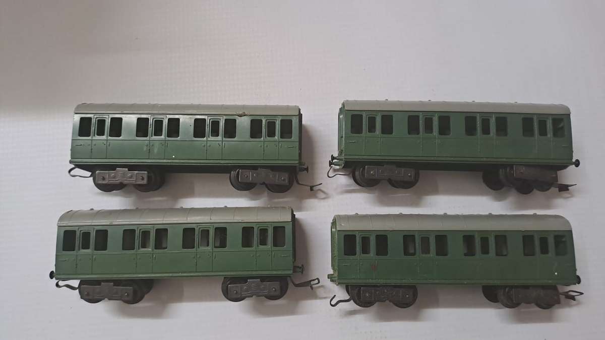 Model Trains 1:87 HO 4 x Lima Passenger Car, with plastic wheels & Old Lima couplers.
