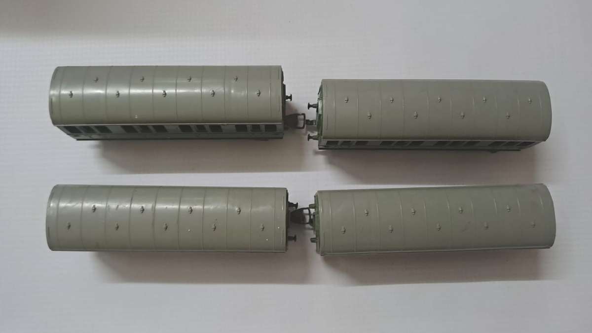 Model Trains 1:87 HO 4 x Lima Passenger Car, with plastic wheels & Old Lima couplers.