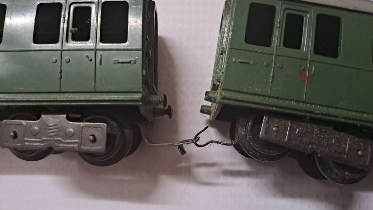 Model Trains 1:87 HO 4 x Lima Passenger Car, with plastic wheels & Old Lima couplers.