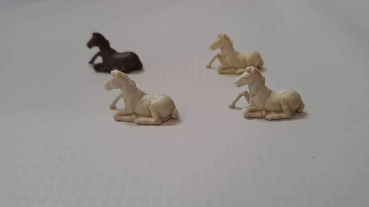 Model Trains H0-Scale 4 x Horses lying down.