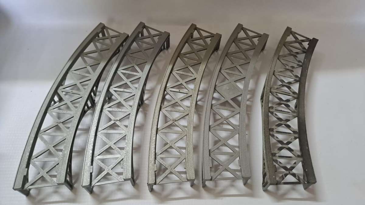 Model Trains HO 1 x Curved low bridge. (Plastic, see Pic's) You bid on one, there is now3 available.