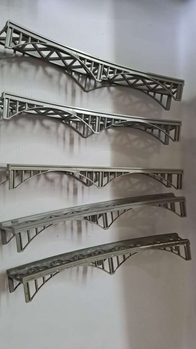 Model Trains HO 1 x Curved low bridge. (Plastic, see Pic's) You bid on one, there is now3 available.