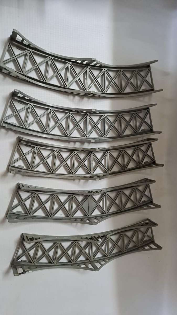 Model Trains HO 1 x Curved low bridge. (Plastic, see Pic's) You bid on one, there is now3 available.