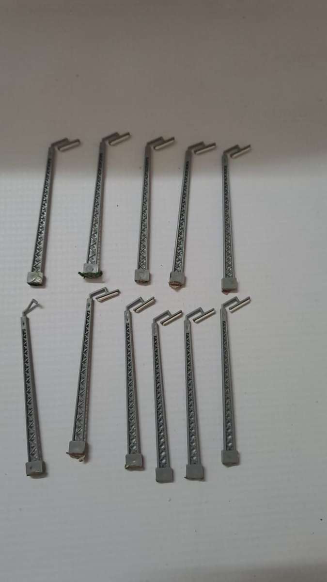 Model Trains HO 1 x Pack of 10 streetlights Plastic. No globes