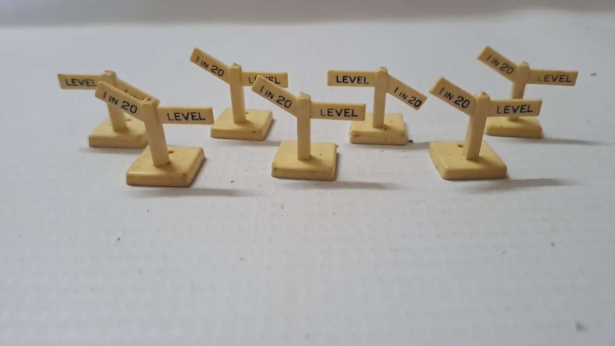 Model Trains HO 1 x Pack of 7 Signs. (Plastic)