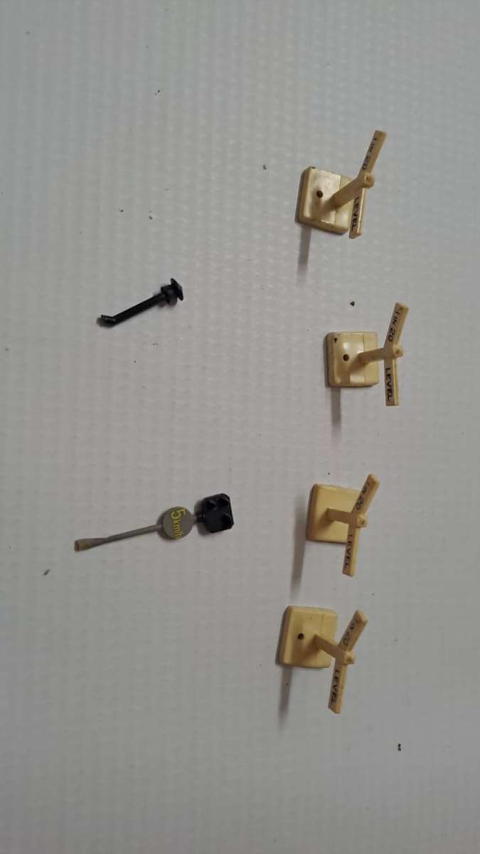 Model Trains HO 1 x Pack of 5 Signs. (Plastic)